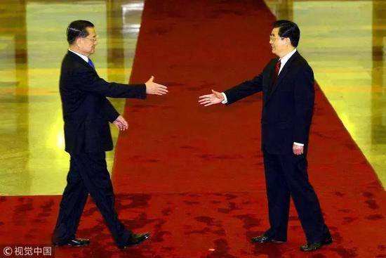 2005年4月29日，北京人民大会堂，胡锦涛会见中国国民党主席连战率领的中国国民党大陆访问团。