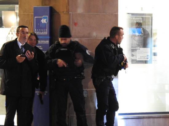 法国警方赶到现场（来源：路透社）