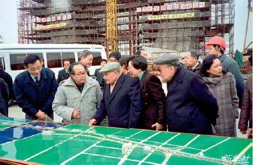 1992年2月7日，邓小平（前中）、杨尚昆（前右）考察上海杨浦大桥浦东工地。（新华社）