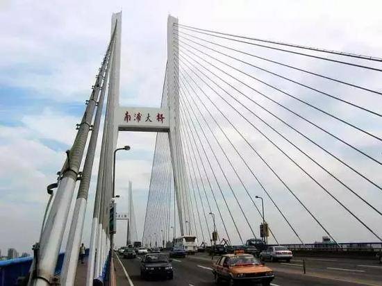 1991年12月1日黄浦江上的第二座大桥南浦大桥通车