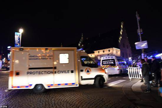 法国紧急救援车辆进入斯特拉斯堡圣诞集市枪击现场。（环保署）