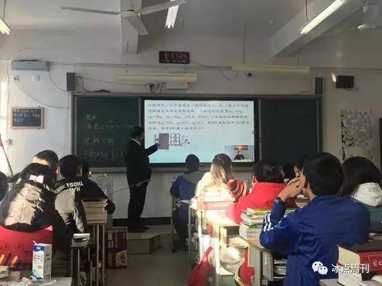 ▲禄劝一中的学生在上直播课程盟超/摄。图片来源：中国青年报冰点周刊。