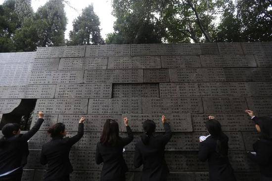 ▲民众祭奠南京大屠杀遇难者。（视觉中国）