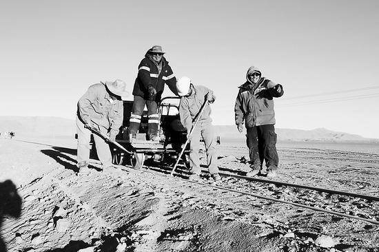 图片说明：图片说明：图为在贝尔格拉诺货运铁路上施工的阿根廷工人。白云怡摄