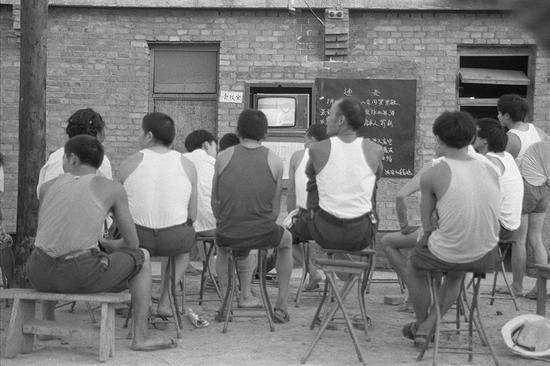 1985年，陕西西安纺织城家属区，看公共电视的居民。摄影