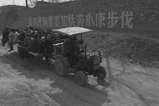 1998年，黄土高坡上的百姓生活。陕西合阳县一个村里的人坐着拖拉机去赶集。摄影