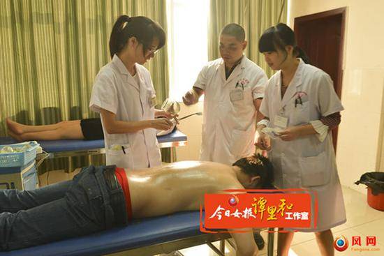 李昭志（中）在指导科室医师诊疗病人。