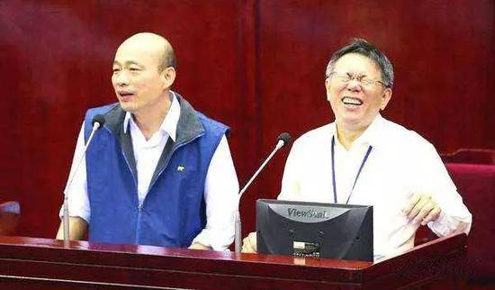 昔日担任北农董事长的韩国瑜与市长柯文哲一起在议会接受质询。