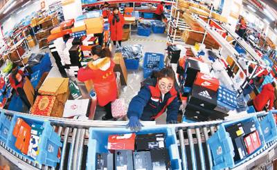 “双十二”期间，江苏连云港市各大电商迎来发货高峰，工作人员正在加紧发送快递包裹。耿玉和摄（人民图片）