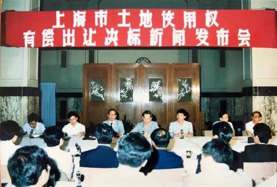 1988年7月8日，虹桥26号地块有偿出让决标新闻发布会在当时的市府大厅举行。图/朱德茂