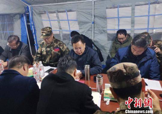 宜宾兴文县“12.16”5.7级地震抗震救灾指挥部正在研究救灾工作。刘忠俊摄