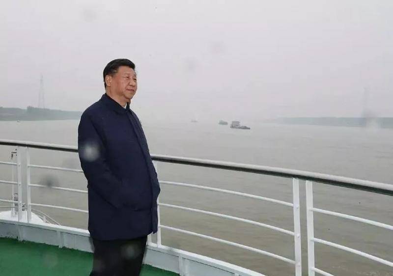 2018年4月25日，习近平在荆州港码头登上轮船，顺江而下，考察长江