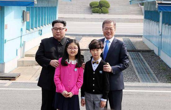 与朝韩首脑合影的两个小孩，就来自三八线附近的村子。