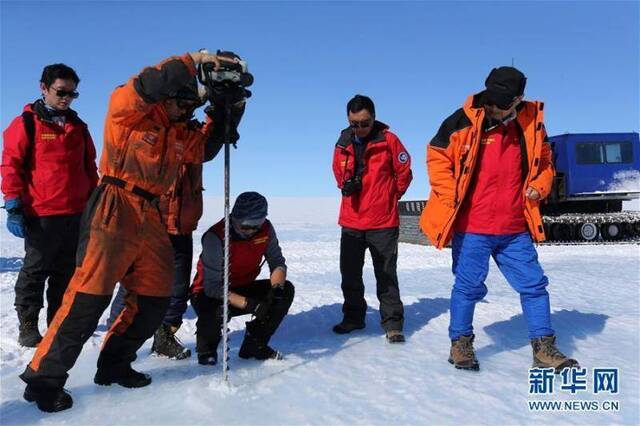 科考队员在蓝冰区用冰钻钻冰了解相关情况图自新华社