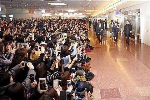 在日本东京羽田机场疯狂拍照的粉丝大军（韩联社）