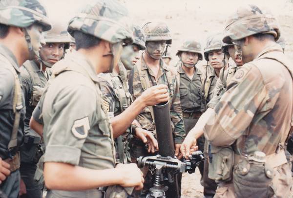 1988年，美军教授洪都拉斯士兵使用迫击炮，该国曾是美国在拉美反游击战的中枢图源：美国国防部国家档案