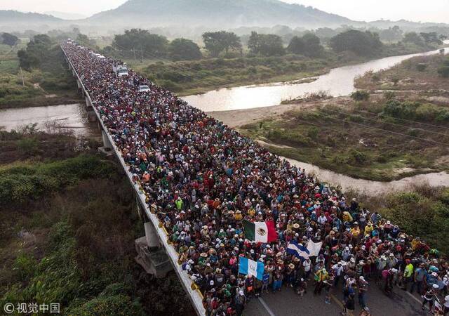 当地时间2018年10月27日，墨西哥阿里亚加，数千名来自中美洲的移民继续前往美墨边境@视觉中国