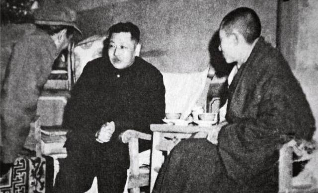1951年12月，习仲勋（中）代表中共中央和毛泽东到青海西宁为即将返回西藏的十世班禅（右）送行。
