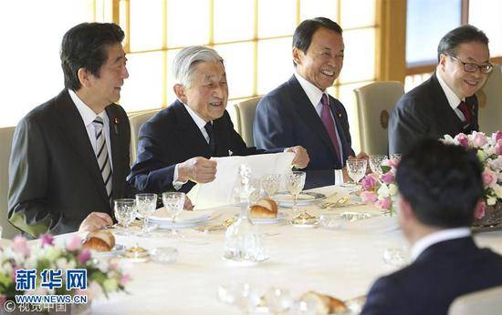 当地时间2018年12月17日，日本东京，日本明仁天皇在皇宫与日本首相安倍晋三领导的政府高官共进年终午餐。（图片来源：视觉中国）
