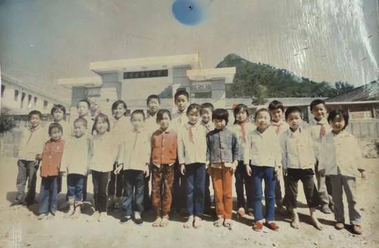1990年第一批受到青少年发展基金会资助的学生在希望小学门前拍照留念。（翻拍金寨县希望小学资料图）新京报记者王飞摄