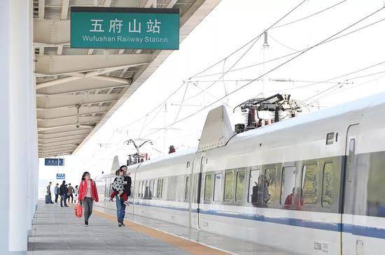 11月23日，江西省上饶市上饶县四十八镇五府山高铁站，乘客正准备上车。新京报记者王飞摄