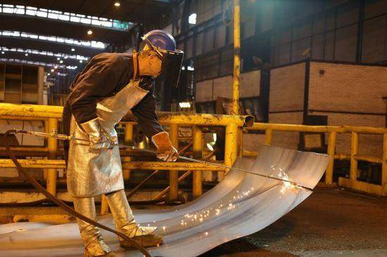 资料图片：河钢集团收购的塞尔维亚斯梅代雷沃钢铁厂。（新华社）