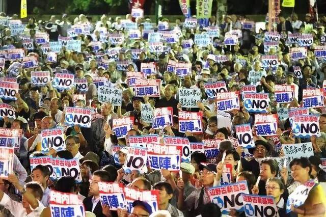 9月19日，近5000人在东京日比谷公园内参加反对新安保法集会。新华社记者杜潇逸摄