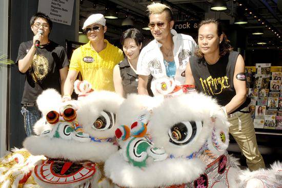 2006年6月24日草蜢乐队出席香港尖沙咀HMV新店开幕仪式图/视觉中国