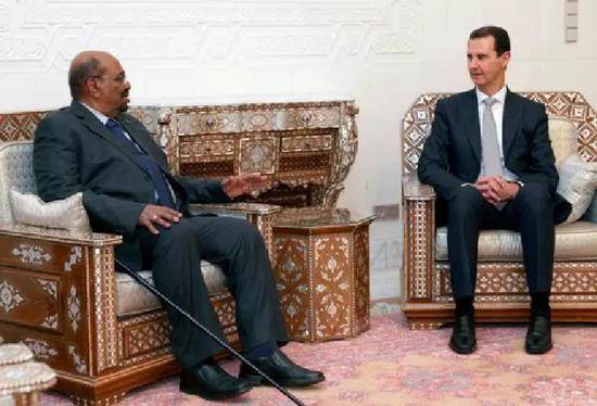 ▲12月16日，在叙利亚首都大马士革，叙利亚总统巴沙尔（右）与到访的苏丹总统巴希尔举行会谈。（新华社/美联社）