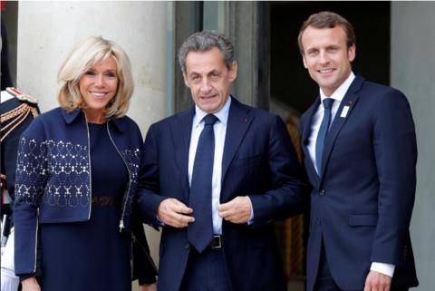 9月15日，马克龙（右）和夫人在爱丽舍宫欢迎萨科齐，共庆巴黎成为2024年夏季奥运会主办城市。（路透社）
