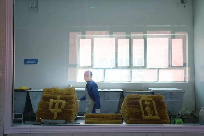 于田县职业技术教育培训中心食品厂的职工把冰糖拼成“中国”字样。摄影：范凌志