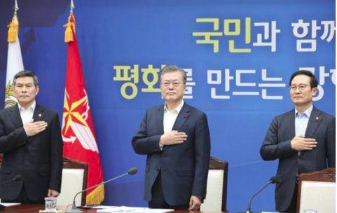 图左为韩国防长郑景斗，中间为韩国总统文在寅。（韩联社）