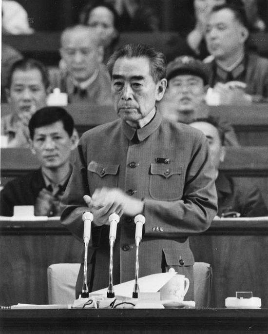 1975年1月13日，周恩来总理抱病参加第四届全国人民代表大会，在第一次会议上做他的最后一次《政府工作报告》。摄影