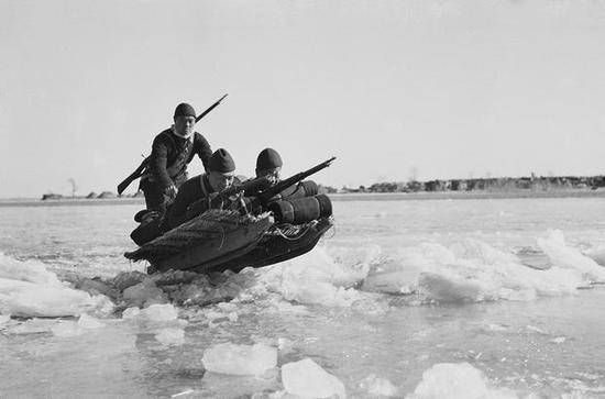 1944年，冀中，冰上“土坦克”军事训练。摄影