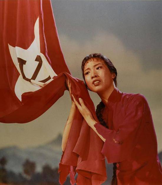 1970年，现代舞剧《红色娘子军》。摄影