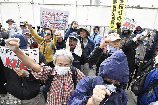 日本冲绳县市民试图阻挠美军基地填海造陆工程（视觉中国）