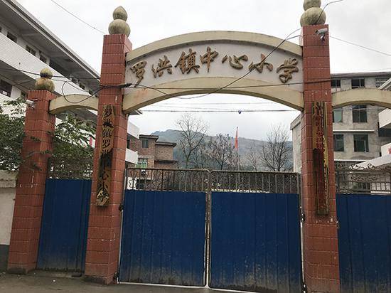 倒牛奶涉事学校。本文图片均为澎湃新闻记者蒋格伟图