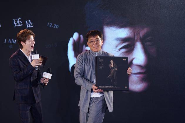 成龙表示专辑中有些歌是写给妻子和儿子的。新京报记者郭延冰摄