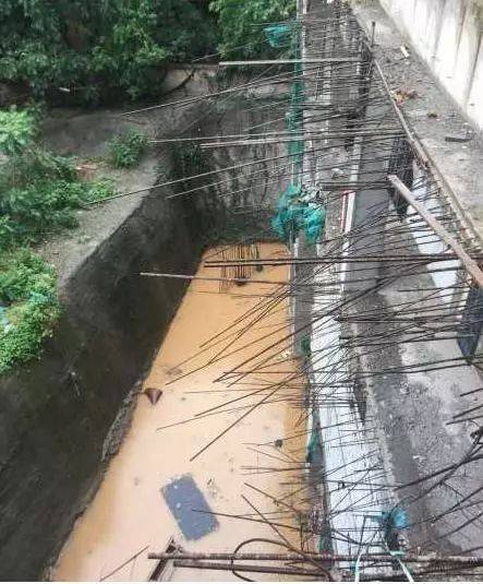 △雨季深坑满是积水，最深近两米（受访者供图）