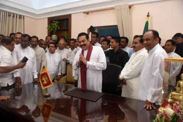 10月29日，在斯里兰卡科伦坡，拉贾帕克萨（中）出席履新仪式。（新华社发哈普拉彻奇摄）