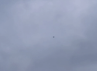 机场上空的无人机《每日邮报》视频截图