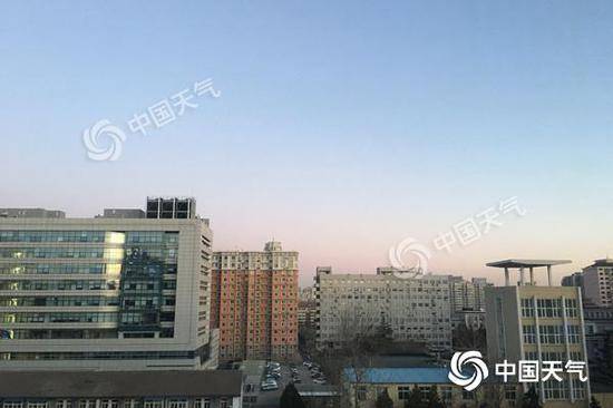 今天早晨，北京天空晴朗，气温明显下降，体感十分寒冷。