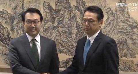 六方会谈韩国团长李度勋（左）和日本团长金杉宪/韩联社TV