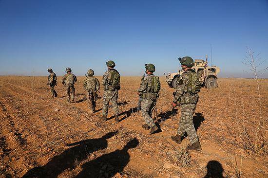 2018年11月1日，叙利亚Manbij，美土两军进行联合巡逻。视觉中国资料