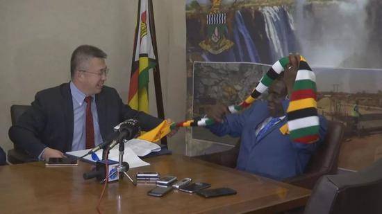 △姆南加古瓦总统把中国驻津巴布韦使馆政务参赞的围巾“抢”了过来