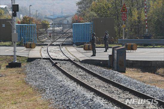 10月25日，韩国军人在非军事区内的铁路边执勤/纽西斯通讯社