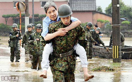 陆上自卫队执行自然灾害救援任务（日本经济新闻）