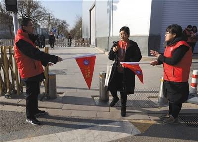 12月17日，府右街路口，“管城理市”志愿者正在维护秩序。新京报记者王贵彬摄