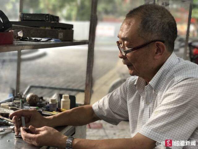 韩峰在绵阳成绵路摆摊修表