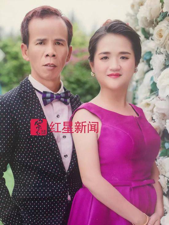 ▲黄家光与妻子杜文的结婚照